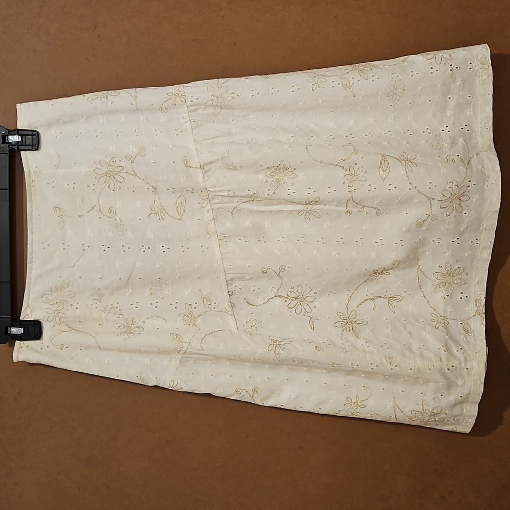 BESS White Eyelet skirt floral embroidery accents lined side zipper Med. Summery